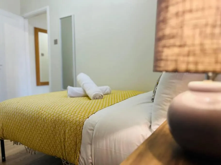 Stylish Central Apartment Cardiff